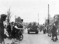 835768 Afbeelding van een Sherman tank op de Utrechtseweg te De Bilt, tijdens de intocht van de geallieerden; rechts ...